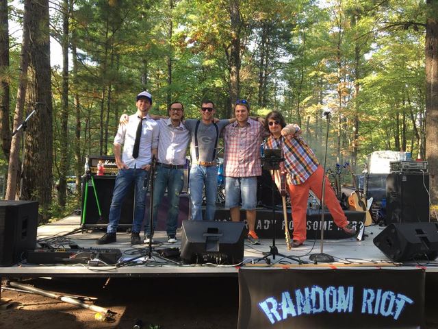 Random Riot live