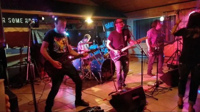 Random Riot live